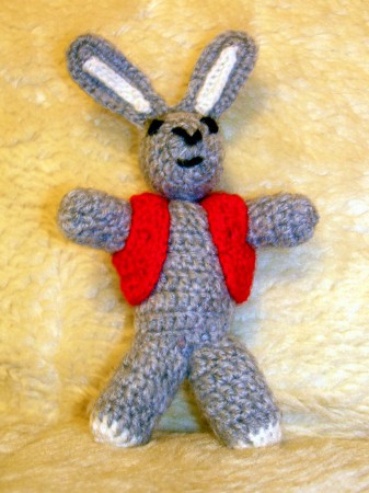 Zajačik v červenej vestičke